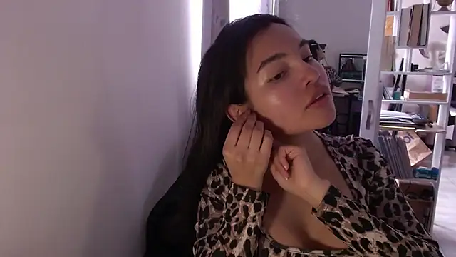 lauvelez   online show from November 2025 02:11:01 PM