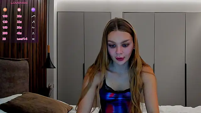 Snapshot of Molly_sweetie chatting on October 2025 06:25:01 AM Molly sweetie online show from October 2025 06:25:01 AM