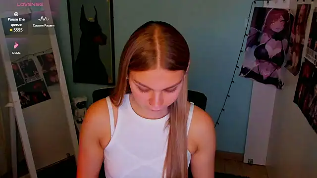 Snapshot of Molly_sweetie chatting on September 2025 06:23:01 AM Molly sweetie online show from September 2025 06:23:01 AM