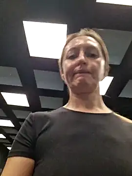 Miss    Mia  online show from December 2025 09:45:02 AM