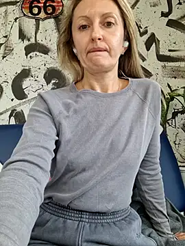 Miss    Mia  online show from October 2025 12:09:01 PM