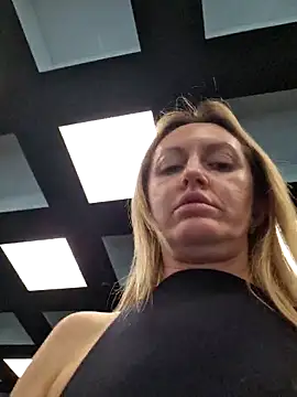 Miss    Mia  online show from December 2025 11:14:01 AM