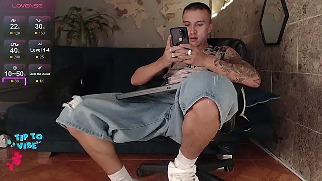 Snapshot of rogert_xx chatting on February 2025 01:22:01 AM rogert xx online show from February 2025 01:22:01 AM