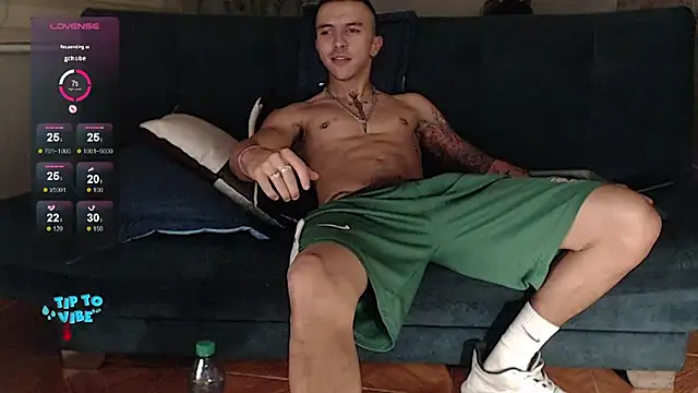 Snapshot of rogert_xx chatting on January 2025 04:21:01 AM rogert xx online show from January 2025 04:21:01 AM