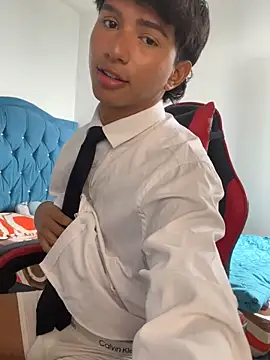 Leonarrrd 01 online show from November 2025 05:35:01 PM