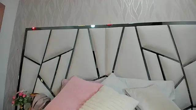  aurora18  online show from October 2025 03:06:01 AM