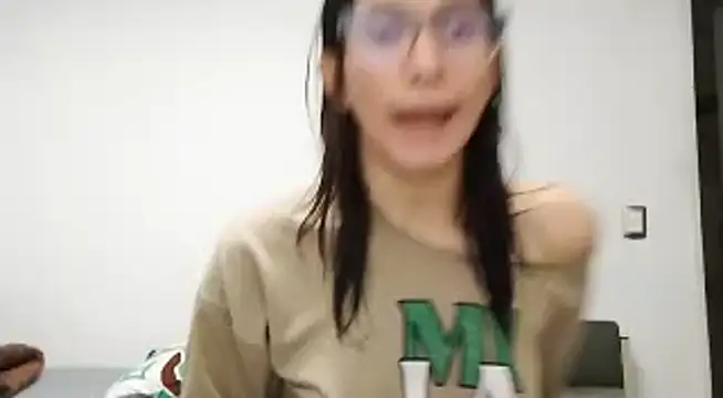 Snapshot of Luna-e-Franco1 chatting on December 2025 11:43:01 PM Luna-e-Franco1 online show from December 2025 11:43:01 PM