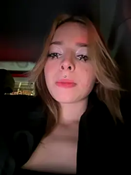 Snapshot of LoraaDoll chatting on November 2025 02:43:01 PM LoraaDoll online show from November 2025 02:43:01 PM