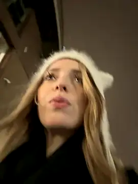 Snapshot of LoraaDoll chatting on November 2025 03:00:02 PM LoraaDoll online show from November 2025 03:00:02 PM