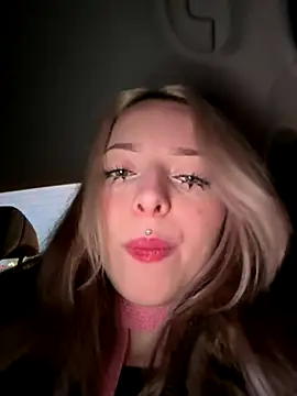 Snapshot of LoraaDoll chatting on December 2025 01:28:02 PM LoraaDoll online show from December 2025 01:28:02 PM