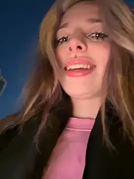 Snapshot of LoraaDoll chatting on December 2025 01:53:02 PM LoraaDoll online show from December 2025 01:53:02 PM