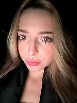 Snapshot of LoraaDoll chatting on November 2025 04:29:01 PM LoraaDoll online show from November 2025 04:29:01 PM