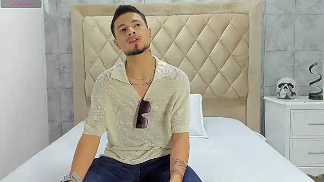 Snapshot of EdwardRoss_ chatting on September 2025 06:19:02 PM EdwardRoss online show from September 2025 06:19:02 PM