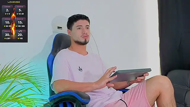 Snapshot of EdwardRoss_ chatting on December 2025 08:30:02 PM EdwardRoss online show from December 2025 08:30:02 PM