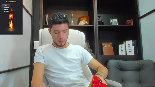 Snapshot of EdwardRoss_ chatting on March 2025 10:26:02 PM EdwardRoss online show from March 2025 10:26:02 PM