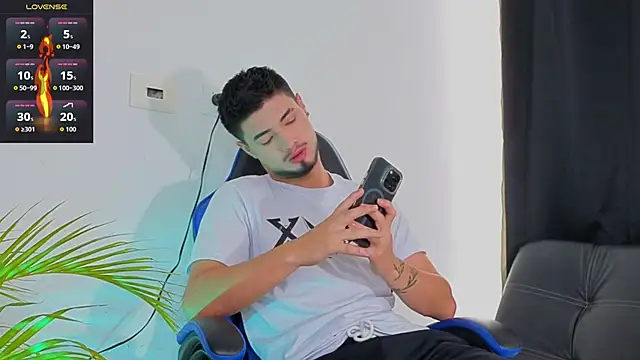 Snapshot of EdwardRoss_ chatting on November 2025 08:42:02 PM EdwardRoss online show from November 2025 08:42:02 PM