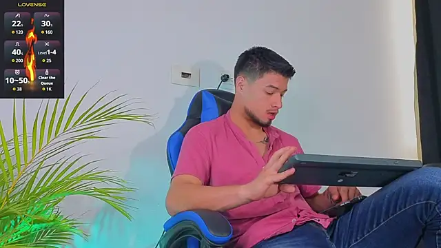 Snapshot of EdwardRoss_ chatting on October 2025 08:28:01 PM EdwardRoss online show from October 2025 08:28:01 PM