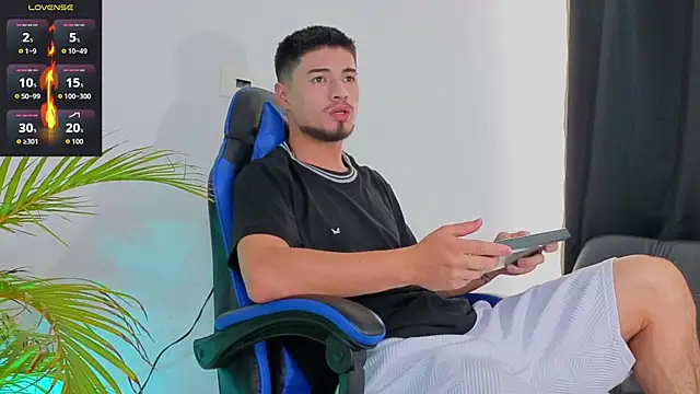 Snapshot of EdwardRoss_ chatting on November 2025 04:28:01 PM EdwardRoss online show from November 2025 04:28:01 PM