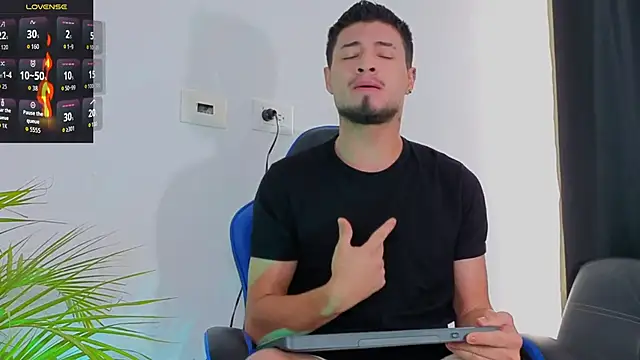 Snapshot of EdwardRoss_ chatting on November 2025 08:42:02 PM EdwardRoss online show from November 2025 08:42:02 PM