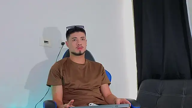 Snapshot of EdwardRoss_ chatting on November 2025 08:20:01 PM EdwardRoss online show from November 2025 08:20:01 PM