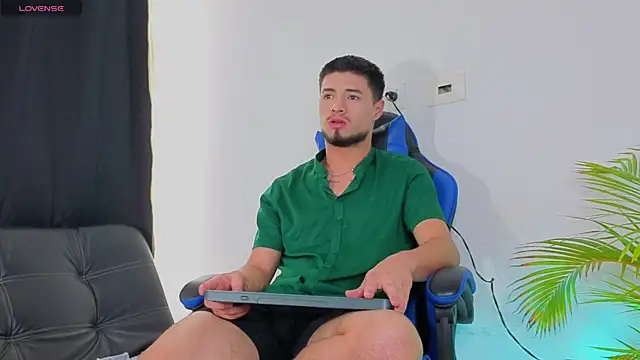 Snapshot of EdwardRoss_ chatting on November 2025 07:51:01 PM EdwardRoss online show from November 2025 07:51:01 PM