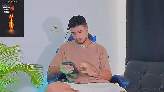 Snapshot of EdwardRoss_ chatting on October 2025 08:09:01 PM EdwardRoss online show from October 2025 08:09:01 PM