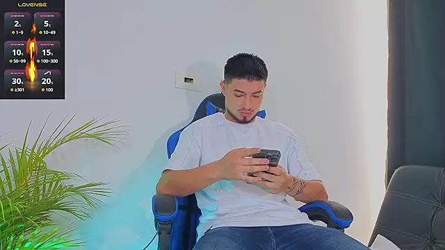 Snapshot of EdwardRoss_ chatting on October 2025 04:32:02 PM EdwardRoss online show from October 2025 04:32:02 PM