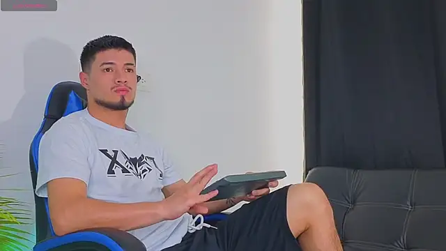 Snapshot of EdwardRoss_ chatting on October 2025 07:24:02 PM EdwardRoss online show from October 2025 07:24:02 PM