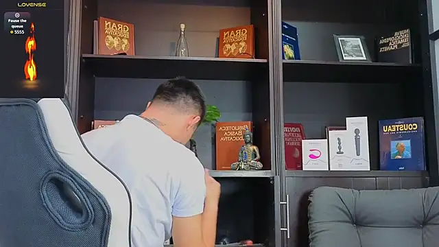 Snapshot of EdwardRoss_ chatting on October 2025 07:15:02 PM EdwardRoss online show from October 2025 07:15:02 PM