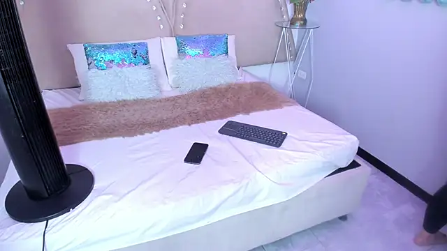 Miia Thompsonn online show from April 2026 03:52:02 AM