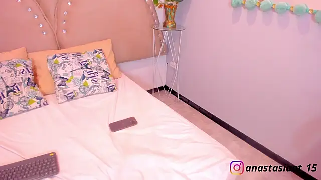 Miia Thompsonn online show from November 2025 03:18:01 AM