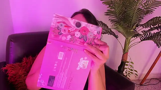 Snapshot of Miia_Thompsonn chatting on January 2025 03:16:01 AM Miia Thompsonn online show from January 2025 03:16:01 AM