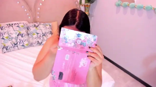 Miia Thompsonn online show from November 2025 03:18:01 AM