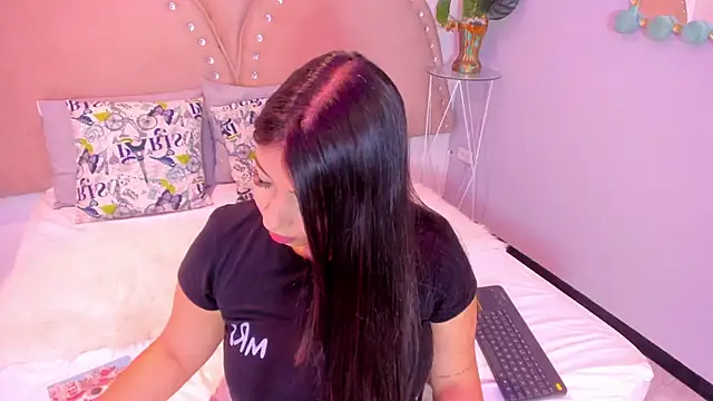 Miia Thompsonn online show from January 2026 03:33:02 AM