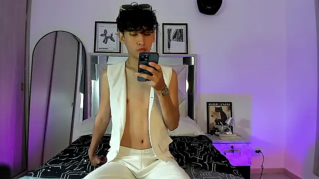 Adriien19 online show from October 2025 04:28:01 PM