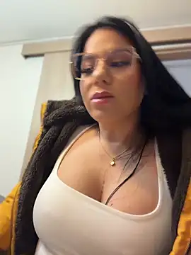 Snapshot of Miah_gomez_ chatting on April 2026 01:02:01 PM Miah gomez online show from April 2026 01:02:01 PM