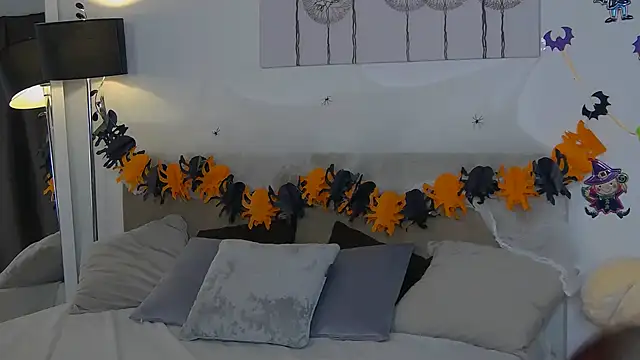 CassKiera online show from October 2025 06:01:01 AM