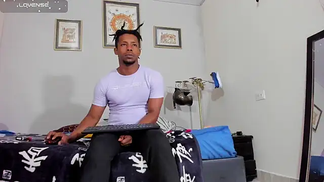 Snapshot of AlejoKhalifa_ chatting on November 2025 08:40:01 AM AlejoKhalifa online show from November 2025 08:40:01 AM