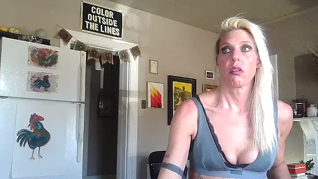 Snapshot of Glamazonx chatting on November 2025 05:28:01 PM Glamazonx online show from November 2025 05:28:01 PM