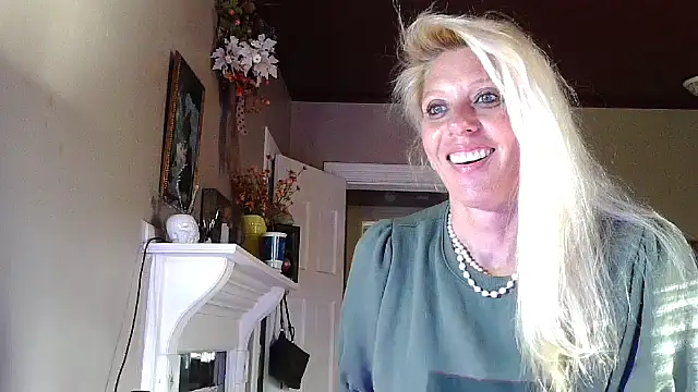 Snapshot of Glamazonx chatting on September 2025 02:02:02 PM Glamazonx online show from September 2025 02:02:02 PM