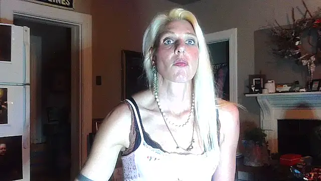 Snapshot of Glamazonx chatting on November 2025 05:01:02 AM Glamazonx online show from November 2025 05:01:02 AM