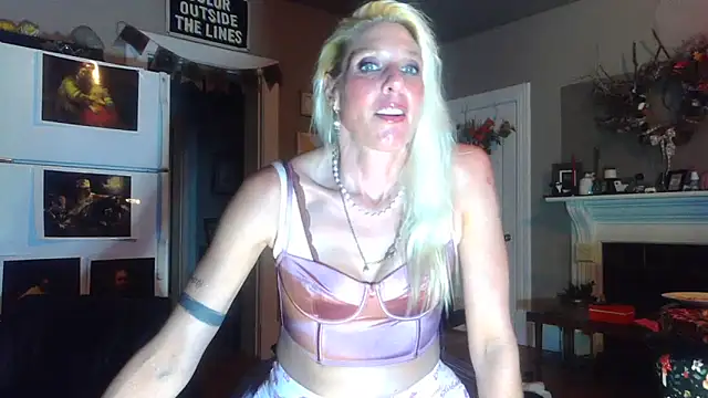 Snapshot of Glamazonx chatting on November 2025 03:42:02 AM Glamazonx online show from November 2025 03:42:02 AM