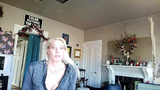 Snapshot of Glamazonx chatting on December 2025 04:24:02 PM Glamazonx online show from December 2025 04:24:02 PM