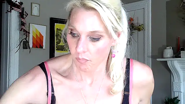 Snapshot of Glamazonx chatting on November 2025 09:15:04 PM Glamazonx online show from November 2025 09:15:04 PM