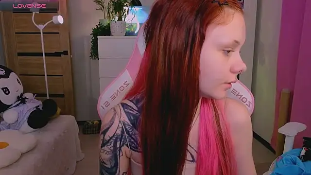 Snapshot of Britney_Lynch chatting on November 2025 08:35:02 PM Britney Lynch online show from November 2025 08:35:02 PM