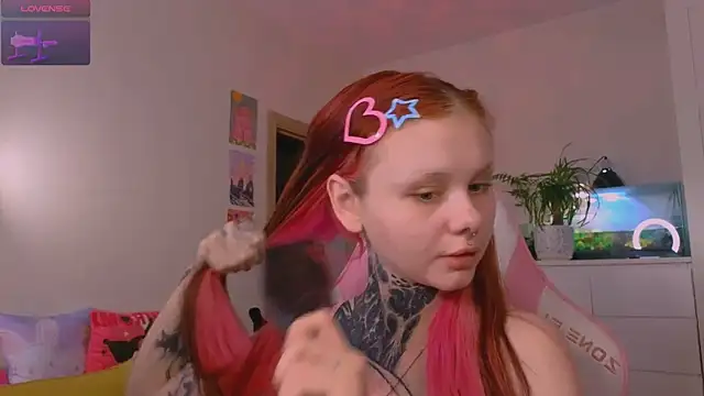 Snapshot of Britney_Lynch chatting on November 2025 07:18:01 PM Britney Lynch online show from November 2025 07:18:01 PM