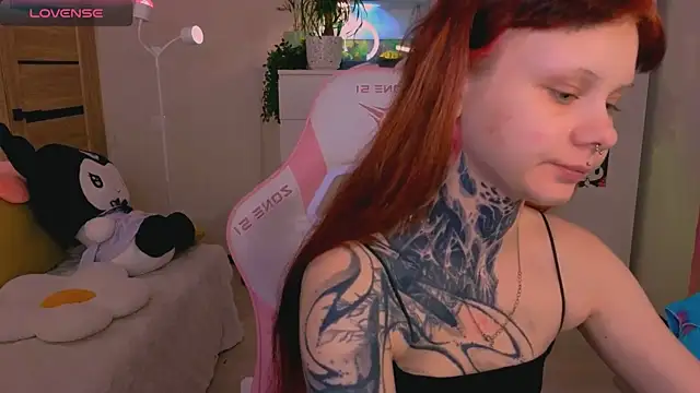 Snapshot of Britney_Lynch chatting on November 2025 09:52:01 PM Britney Lynch online show from November 2025 09:52:01 PM