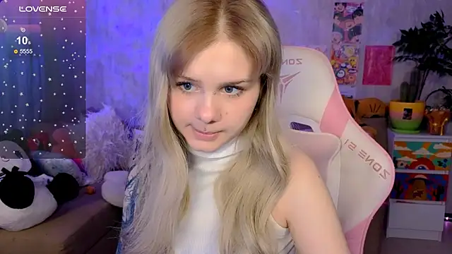 Snapshot of Britney_Lynch chatting on December 2025 01:01:01 AM Britney Lynch online show from December 2025 01:01:01 AM