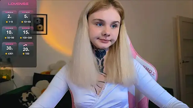 Britney Lynch online show from April 2026 07:09:02 PM