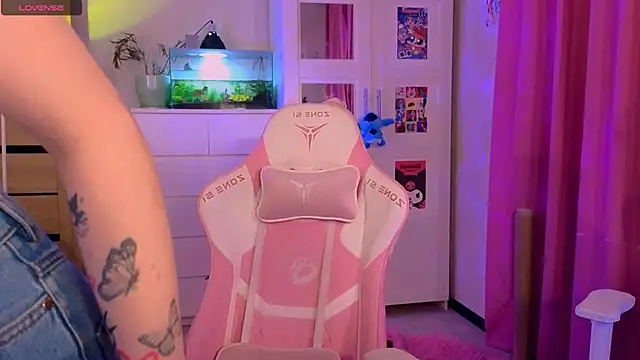 Snapshot of Britney_Lynch chatting on November 2025 09:15:02 PM Britney Lynch online show from November 2025 09:15:02 PM